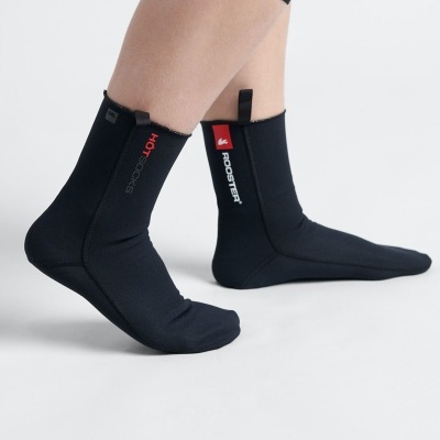 Meias pretas até ao tornozelo com texto e etiqueta, usadas por pessoa em fundo branco