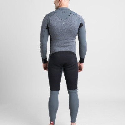 Homem de costas com fato de surf cinza e preto