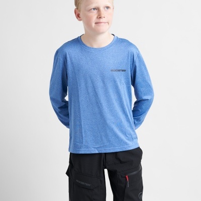 Camisola azul e calções pretos em criança