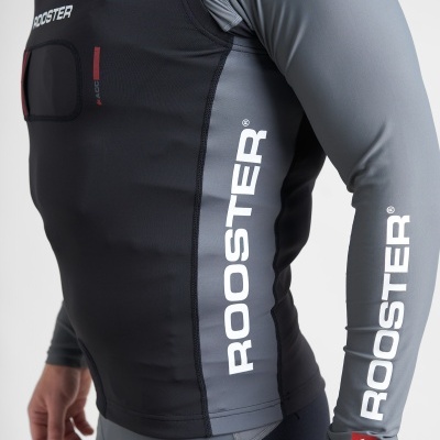 T-shirt desportiva manga comprida cinza e preta com texto ROOSTER