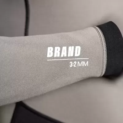 Manga de neopreno cinzento claro com texto BRAND 3.2 MM e punho preto