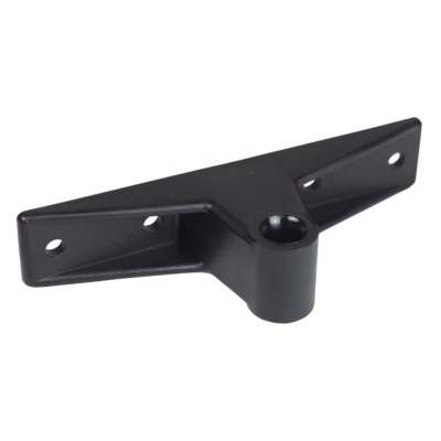 Peça metálica preta triangular com vários furos para fixação sobre fundo branco