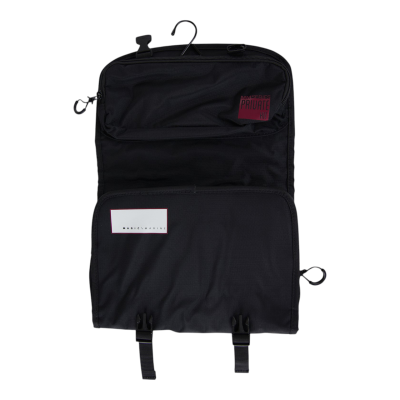 Bolsa preta com fecho, gancho e etiquetas em tecido sintético.