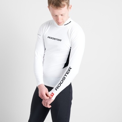 Homem com camiseta desportiva branca e calções pretos