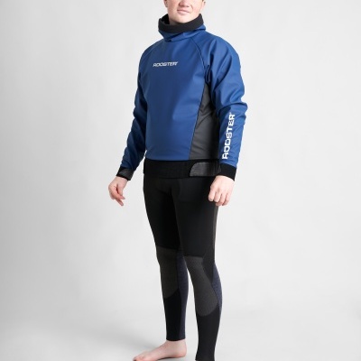 Homem com fato neoprene azul escuro e calças pretas em fundo branco