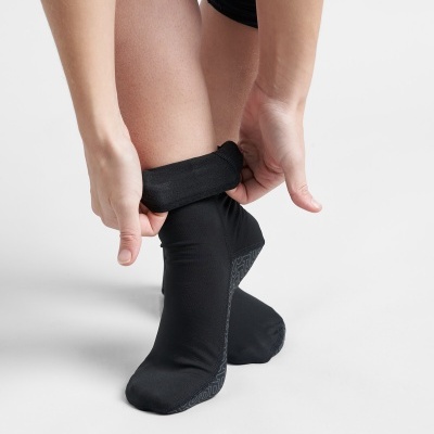 Meias pretas com sola antiderrapante vestidas por pessoa