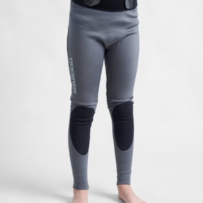 Calças desportivas cinzentas com reforços pretos e inscrição ROOSTER