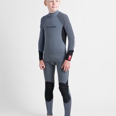 Criança veste fato de banho ou roupa térmica cinza e preta com logo ROOSTER