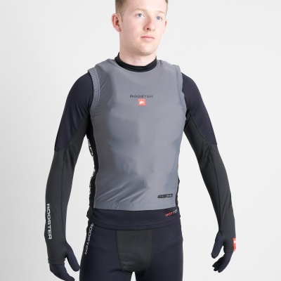 Homem com roupa desportiva preta e cinza com logotipo Rooster sobre fundo branco