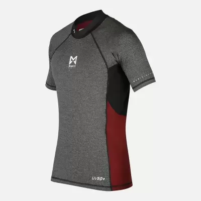 Camisola desportiva masculina cinzenta com detalhes bordeaux e pretos e logo branco