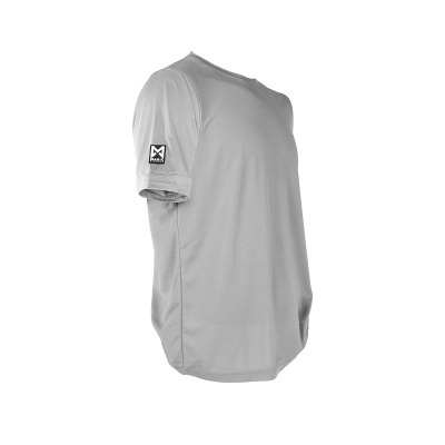 T-shirt cinzenta de manga curta com etiqueta preta na manga