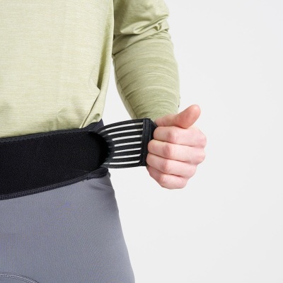 Cinto elástico preto com tiras brancas e fecho na cintura