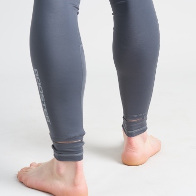 Leggings cinza escuro com detalhe cortado na bainha e texto BOOSTER na perna esquerda