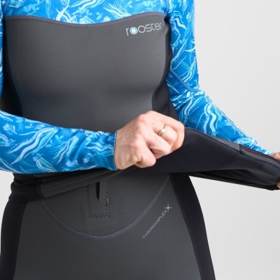 Roupa de mergulho cinzenta com neoprene, parte superior com logo rooster, parte inferior com texto THERMALFLEX +, camisa azul estampada por baixo