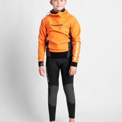 Menino com roupa desportiva laranja e preta, texto ROOSTER visível