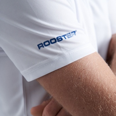 Camisola desportiva branca com texto ROOSTER azul na manga