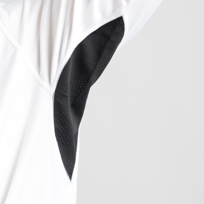 Peça de roupa branca com inserção preta texturada na axila