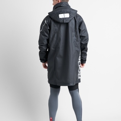 Casaco impermeável preto com capuz e logótipo branco