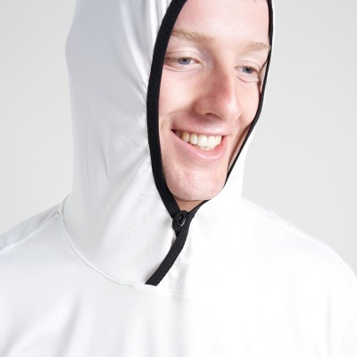 Homem sorrindo a usar hoodie branco com capuz e cordão preto