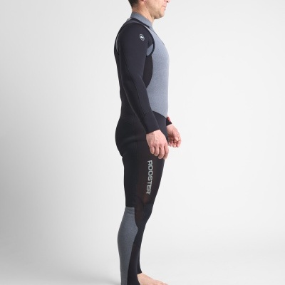 Homem a usar fato de mergulho preto e cinzento