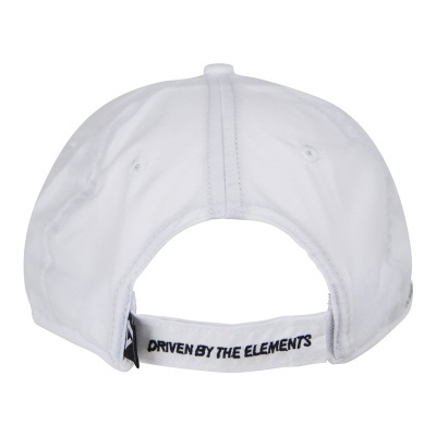 Boné branco com fecho ajustável e texto 'DRIVEN BY THE ELEMENTS' na parte traseira