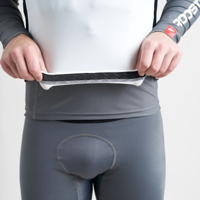 Roupa desportiva de compressão cinza e branco com detalhes de costura