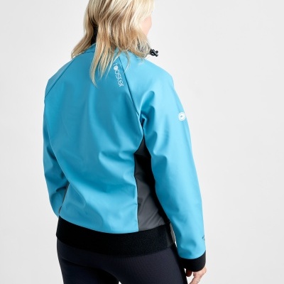 Mulher de costas com casaco azul claro e preto com capuz