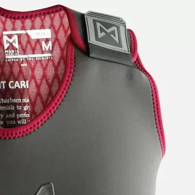 Colete de neopreno cinzento escuro com costura vermelha e etiquetas internas