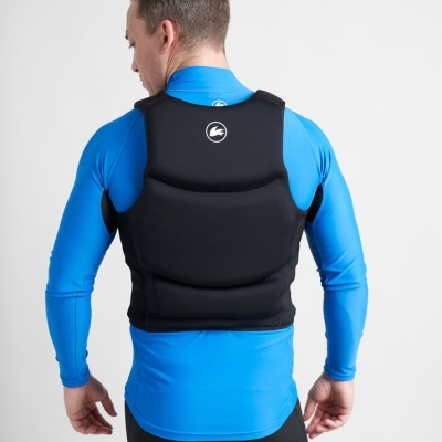 Homem de costas a usar colete de proteção preto sobre camisa azul