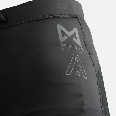 Parte de calções pretos com logotipo e texto MATIC MARIT e AIR