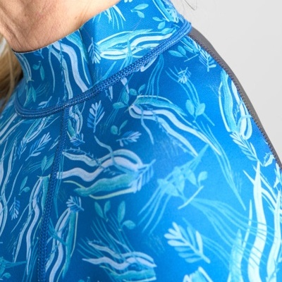 Fato de neoprene azul com padrão de águas-vivas próximas ao pescoço.