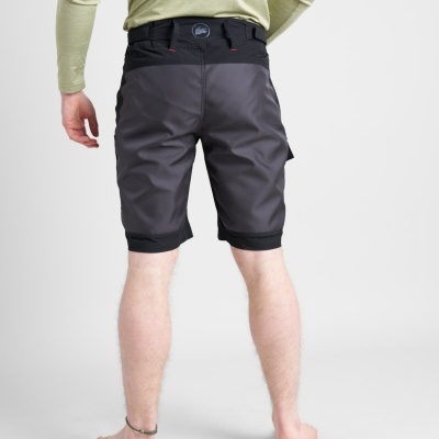 Calções masculinos cinzentos e pretos, vistos de trás, usados por pessoa descalça