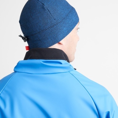 Gorro azul com ajuste traseiro e casaco azul claro vista de trás