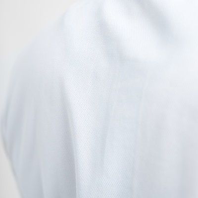Tecido branco com textura de malha fina em peça de vestuário