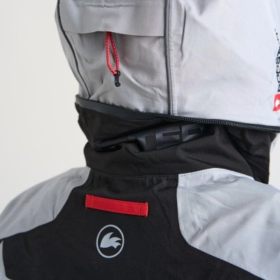 Casaco cinza e preto com capuz e detalhes vermelhos visto de costas