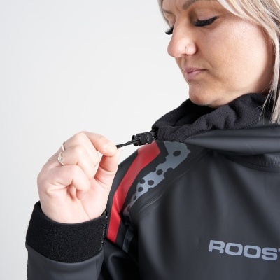 Detalhe de veste cinza escuro com fecho e a palavra ROOSTER