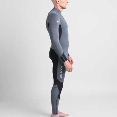 Homem a usar fato de mergulho cinzento e preto com logo ROOSTER na perna