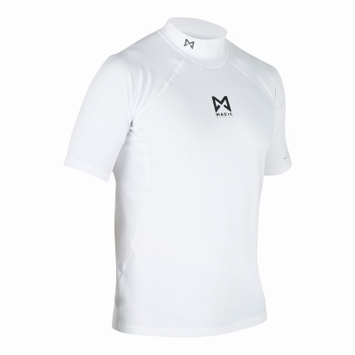 Camisola branca de manga curta com logótipo MAJIC preto na frente