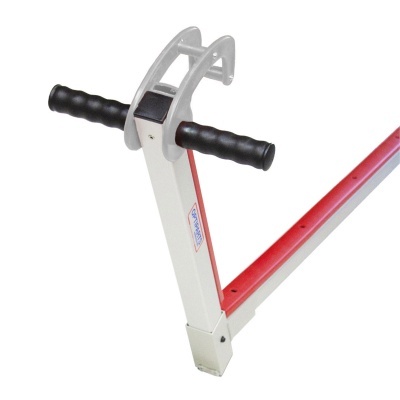 Estrutura metálica branca e vermelha com pegas pretas e etiqueta TRIMAX