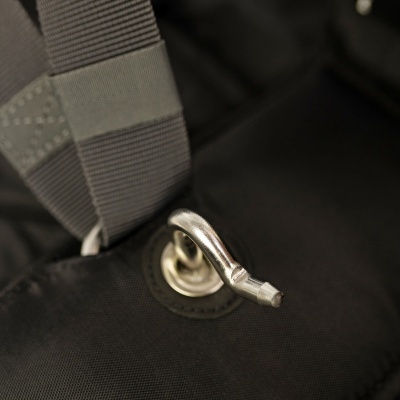 Fecho metálico prateado e alças de nylon cinza em tecido preto