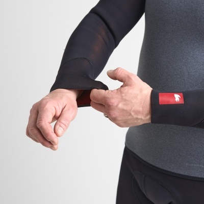 Roupa de neopreno preta e cinza com etiqueta vermelha e texto ROOSTER