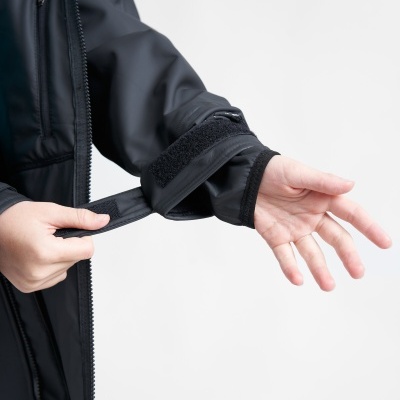 Jaqueta preta com fecho e ajustável no punho em fundo branco