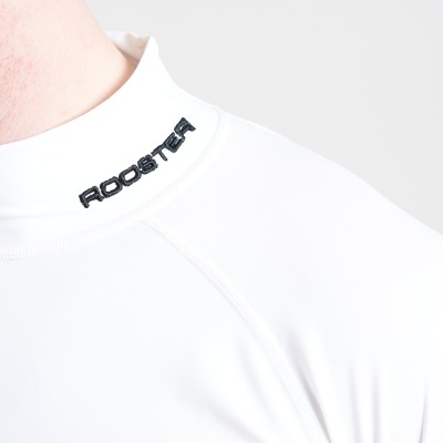 Roupa desportiva branca com logo ROOSTER no pescoço