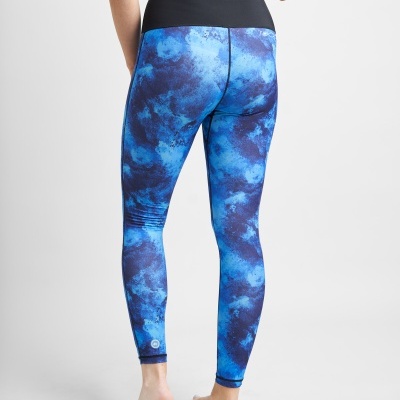 Leggings de desporto azul e preto com padrão de nuvens e cintura preta larga vistas de costas