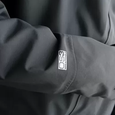 Manga de casaco preto com etiqueta O3O BREATHABLE