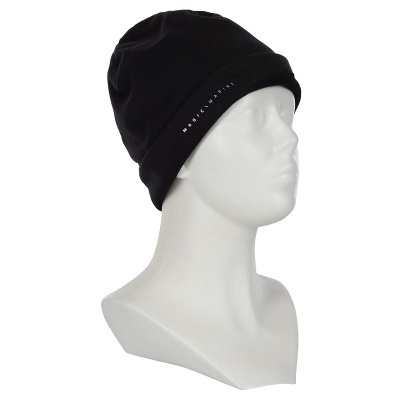 Gorro preto com texto 'HURRICANE' em manequim branco