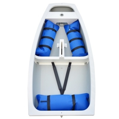 Caiaque branco com almofadas azuis e tiras pretas