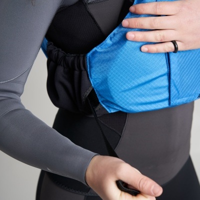 Colete salva-vidas azul ripstop sobre roupa de mergulho preta e cinza