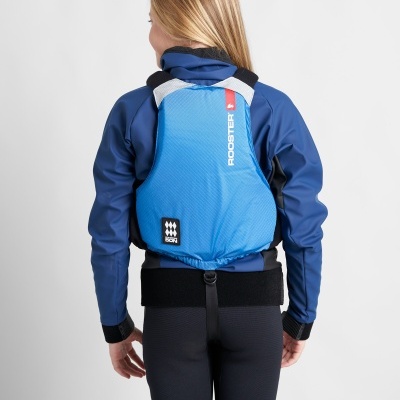 Criança com colete salva-vidas azul visto de costas