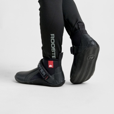 Botas desportivas pretas com sola antiderrapante e correia de velcro